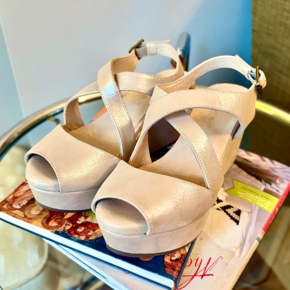 Chocolat Blu Winnie Wedge Sandals in Shimmering Gold, SZ 6/7 LIKE NEW! MSRP $184 - Picture 2 of 9